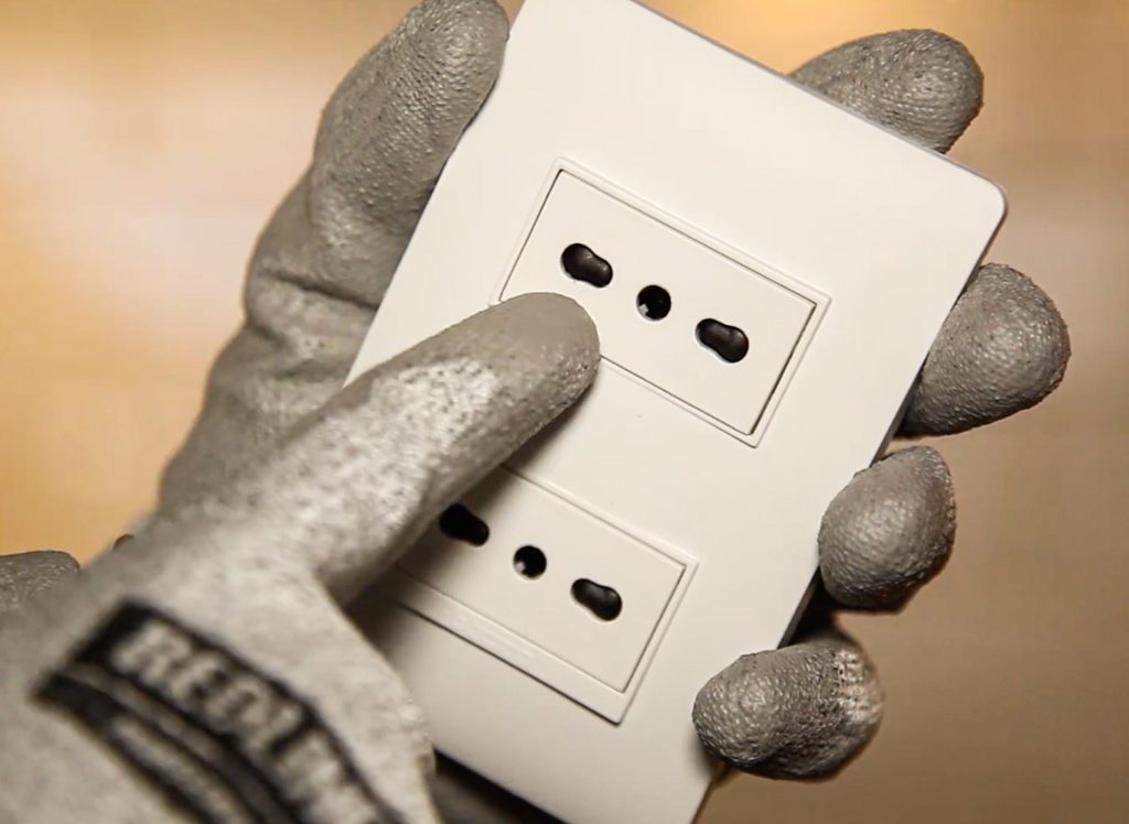 mostrando los tipos de enchufes